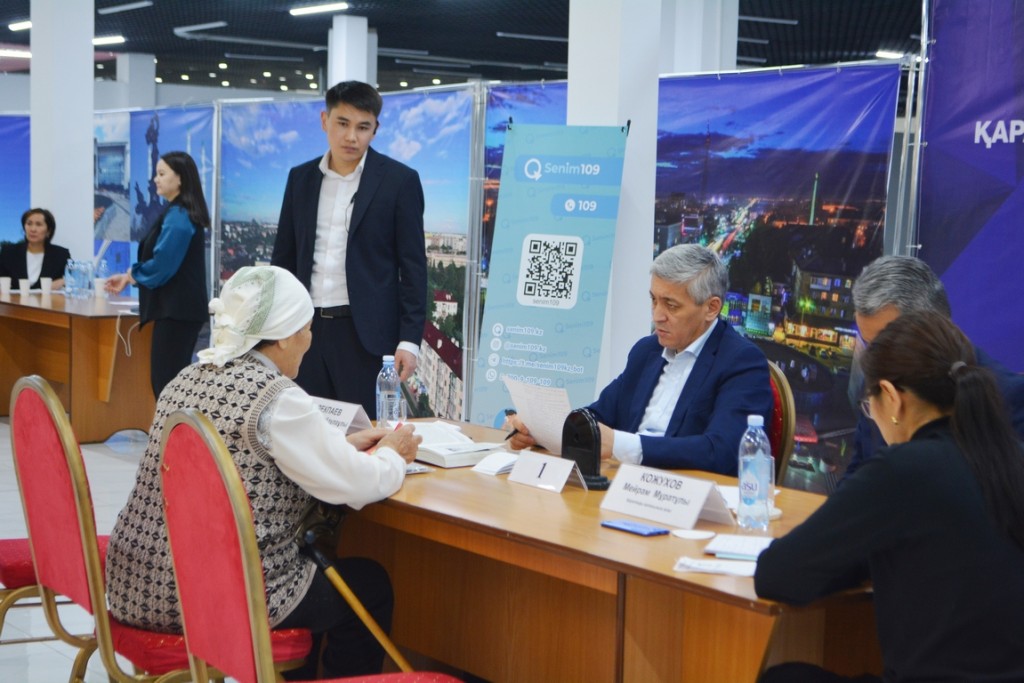 6,5 часов аким Карагандинской области проводил встречу с населением