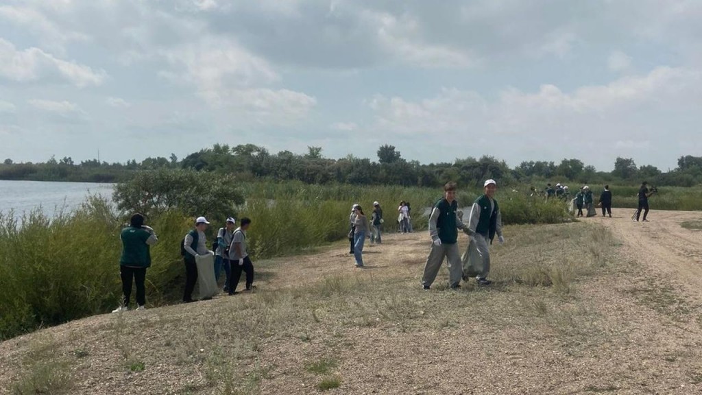 «Таза Қазақстан»: молодёжь Шахтинска очистила прибрежную полосу водоёма