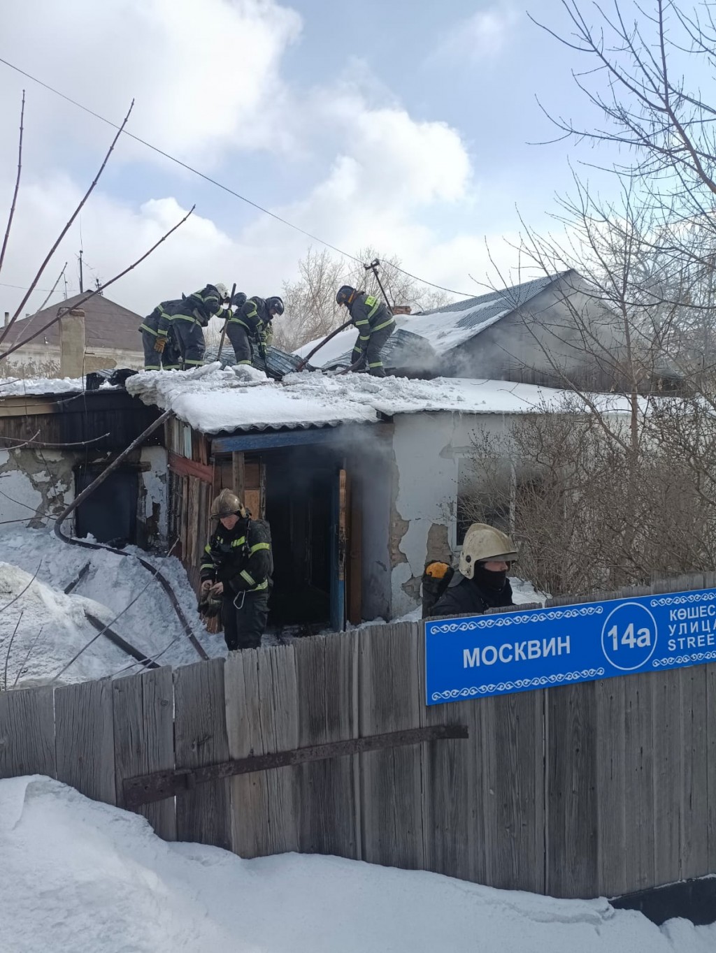 В Караганде мужчина погиб во время пожара, отравившись угарным газом