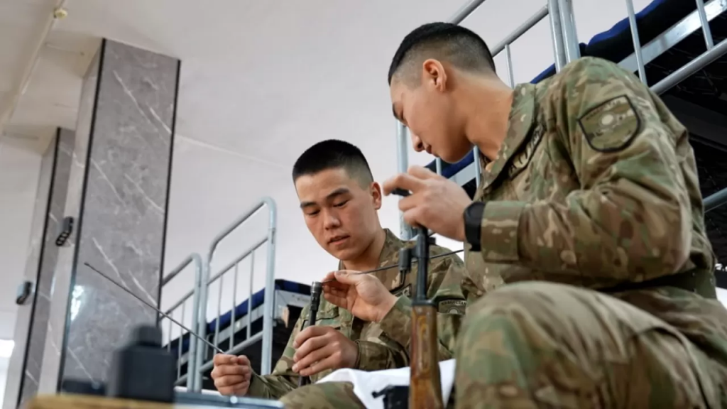 В армии Казахстана внедряют систему адаптации солдат