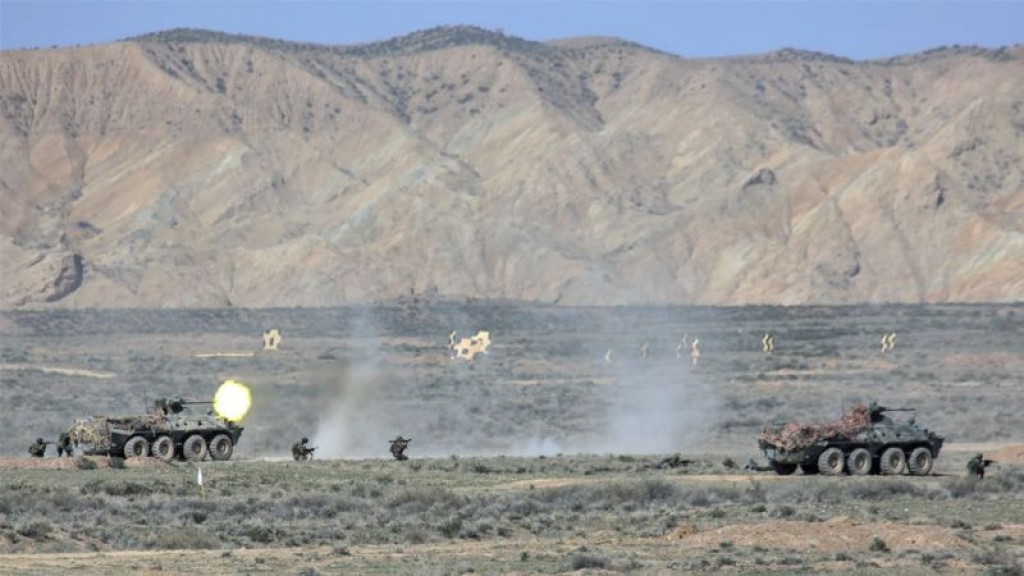 Зарплаты казахстанских контрактников озвучили в Минобороны