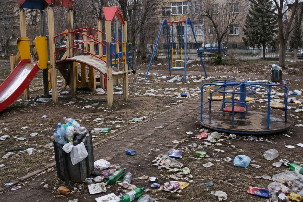 Аулалардағы ойын алаңдарын кім тазалауы керек-деп түсіндірді Қарағандыда