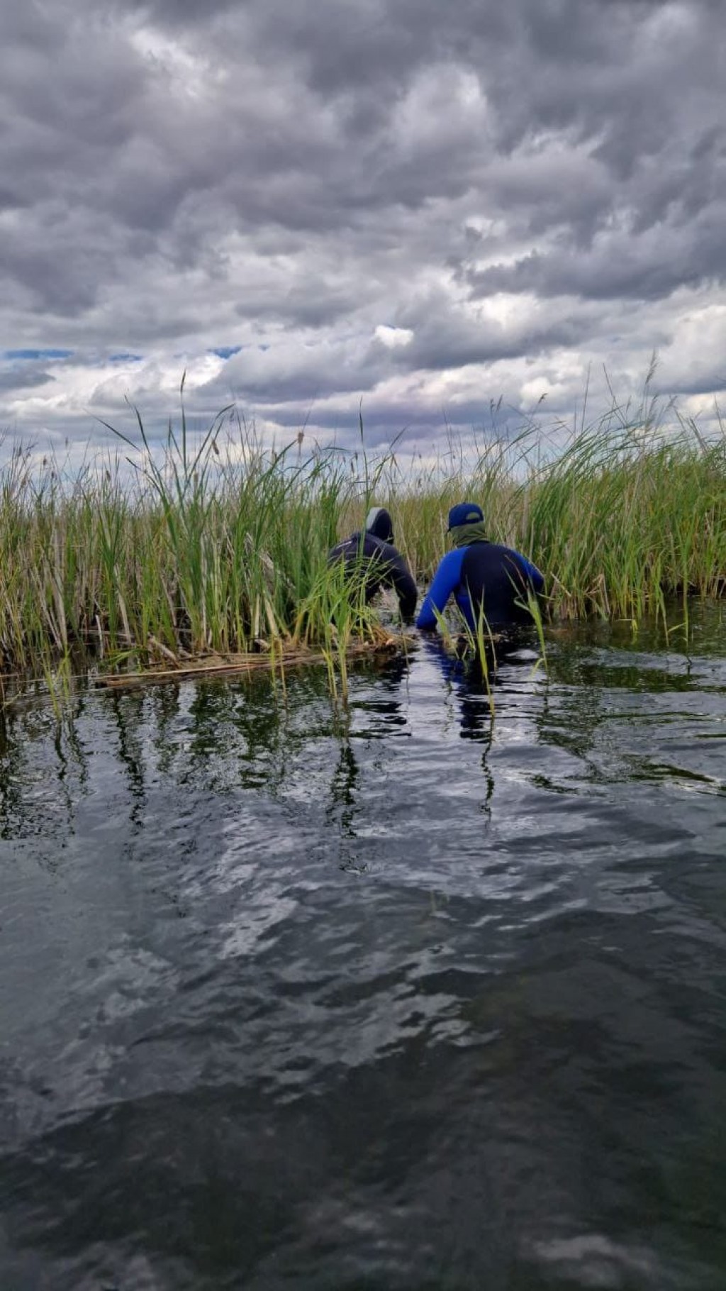 В Карагандинской области пропали два рыбака: один найден погибшим в лодке