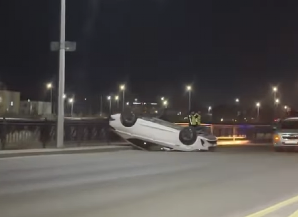 Қарағандыда үш көлік соқтығысып, біреуі аударылды