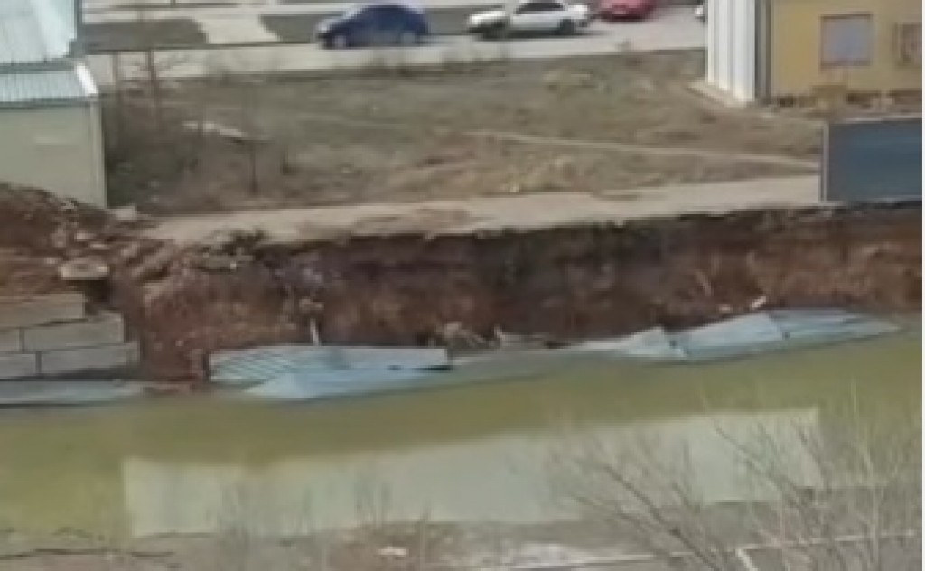 Котлован с водой во дворе возмутил карагандинцев