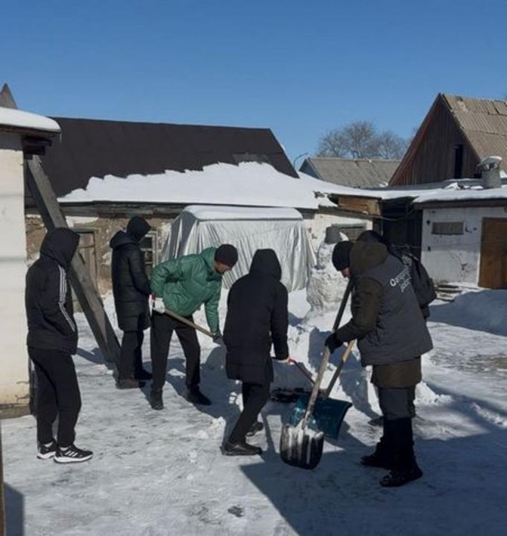Волонтёры Карагандинской области помогают одиноким пенсионерам