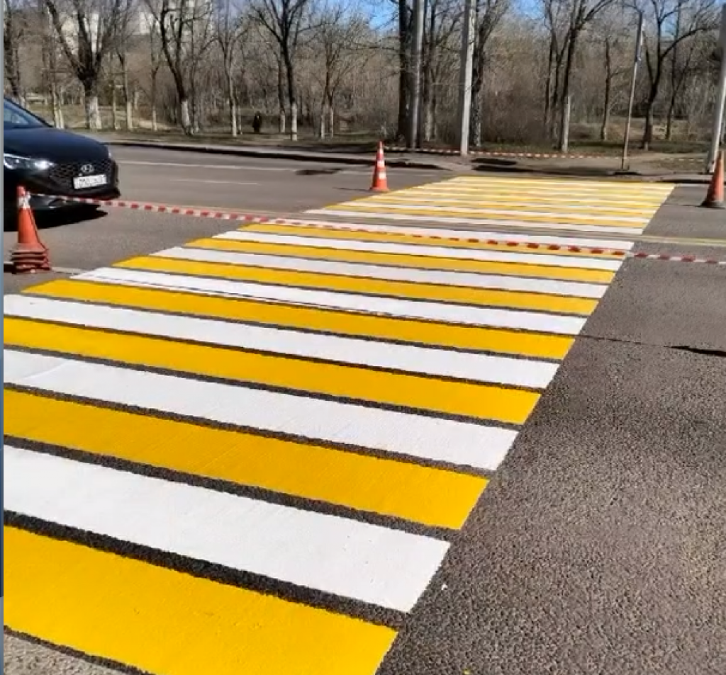 В Караганде на дорогах начали наносить разметку