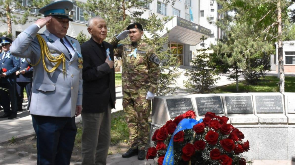 Полицейские отдали дань уважения погибшим сотрудникам в Карагандинской области