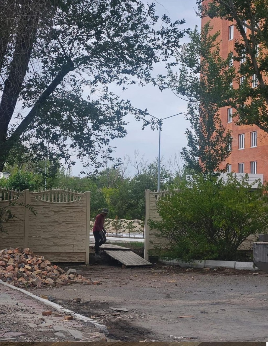 В Караганде открыли временный проход через бывшую детскую больницу на 45 квартале