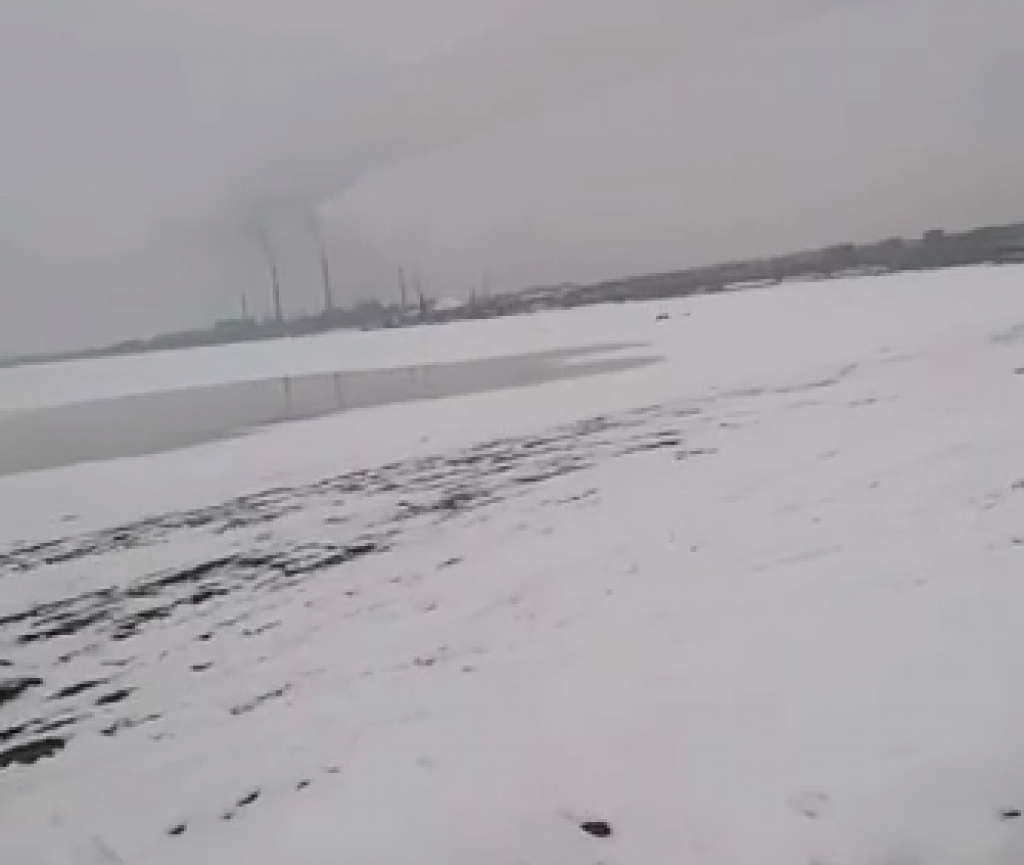 Слив питьевой воды в озеро заметили жители Балхаша