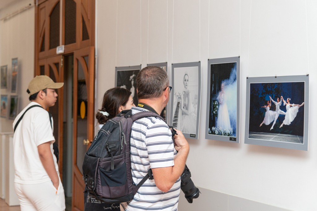 Люди, природа, спорт: в Караганде действует выставка работ Виктора Горбунова