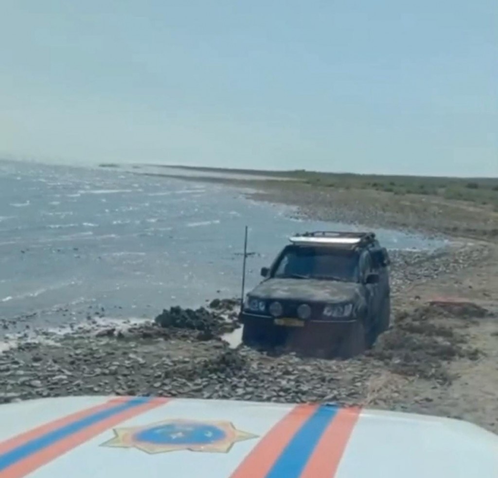 В Балхаше автомобиль с туристами застрял в грязи