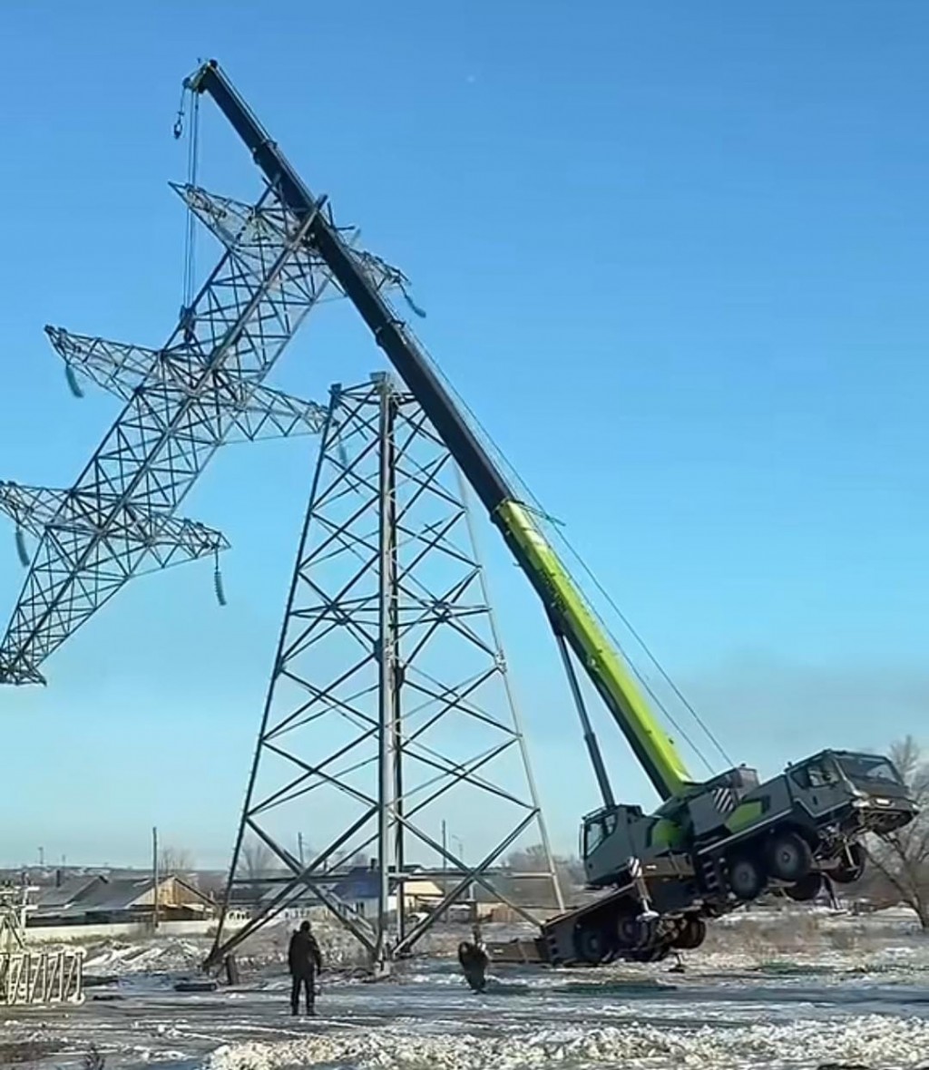 Қарағандыда электр беру тірегі автокранды жерден 