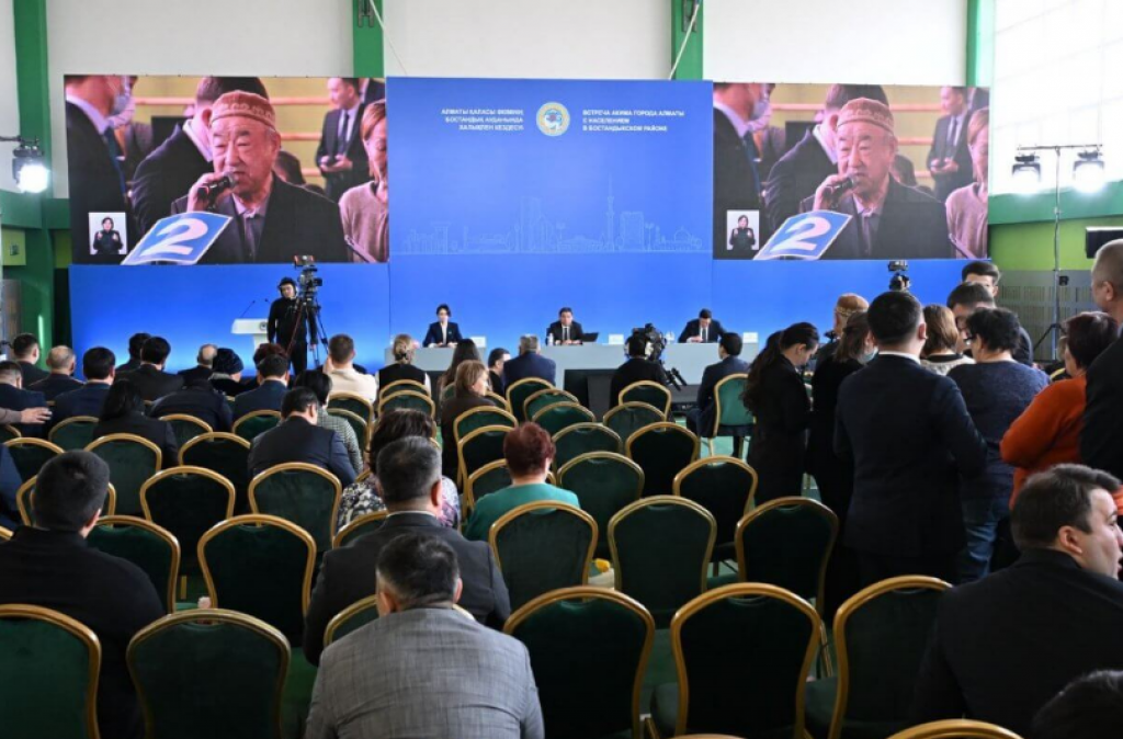 Реже встречаться с казахстанцами разрешили акимам