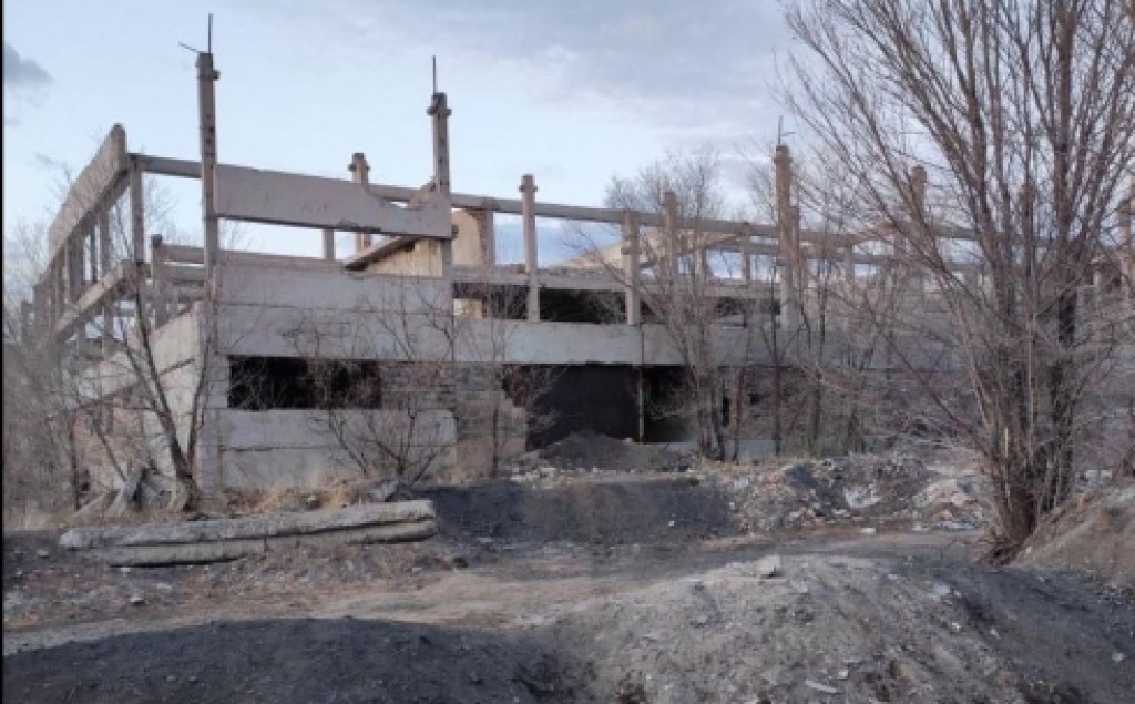 В Караганде опасную заброшку в 11а микрорайоне обнесут забором не раньше, чем через год