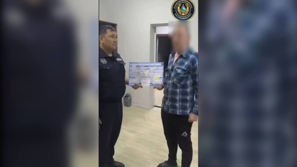 Полицейлер алаяқтардың құрбанын Қарағанды облысындағы ауылдан шыққан кезде ұстап алды