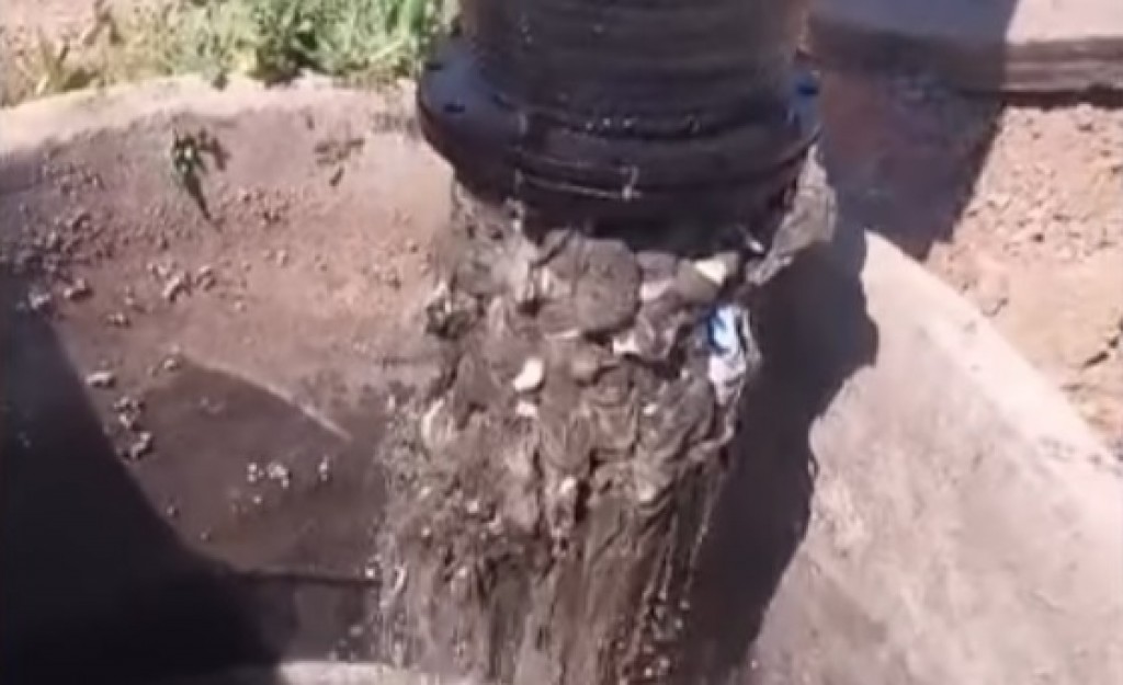 В одном из районов Караганды из канализации снова извлекли огромную массу бытового мусора