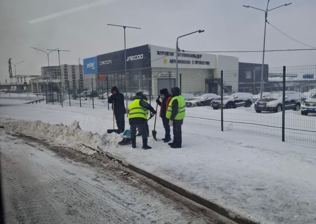 В Караганде продолжают уборку улиц после обильных осадков