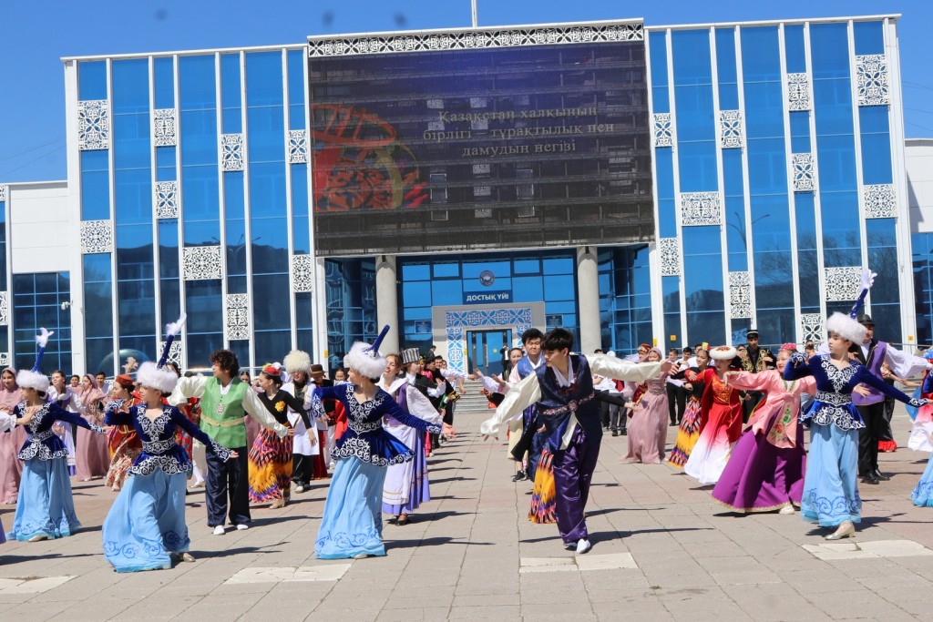 «Бірлігіміз жарасқан!»: в Караганде прошёл флешмоб ко Дню единства народа Казахстана