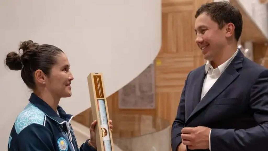 Геннадий Головкин мен Назым Қызайбай марапаттау рәсімінде кездесті