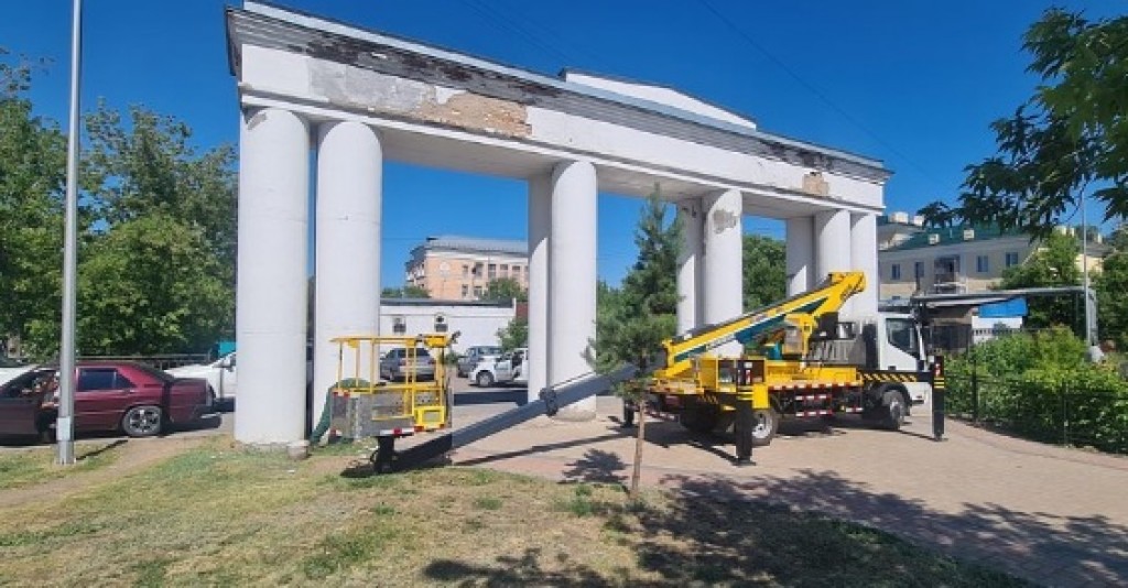 Реставрировать арку начали возле ДК 