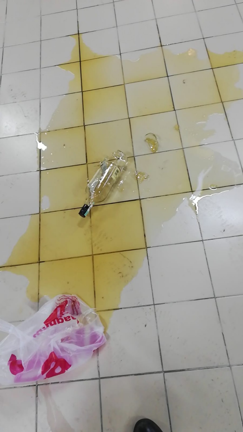 Из-за порвавшегося пакета карагандинец остался без покупки