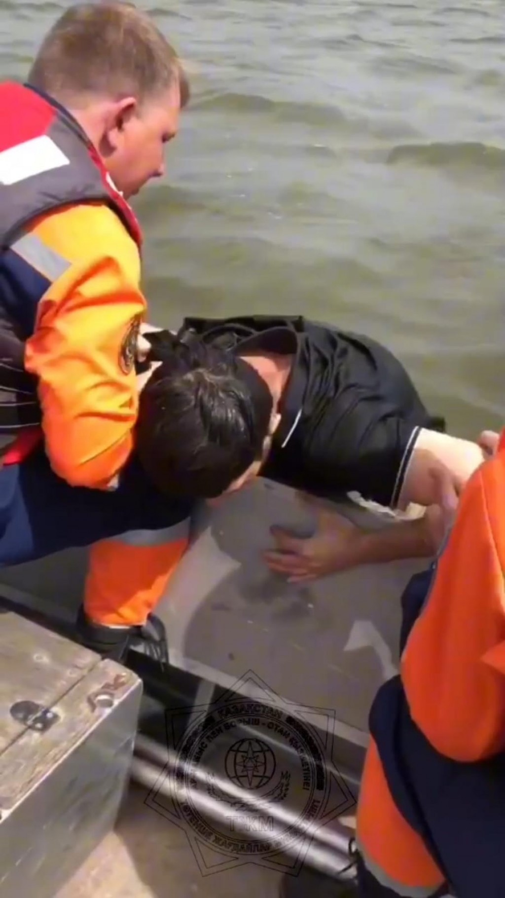 Тонущего мужчину спасли на водохранилище в Темиртау