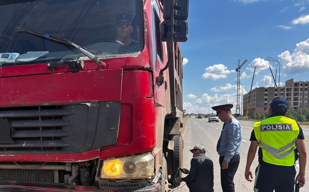 В Караганде экологи замеряли уровень выхлопа у машин