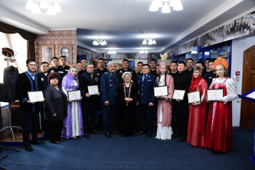 День национальной одежды отметили полицейские в Караганде