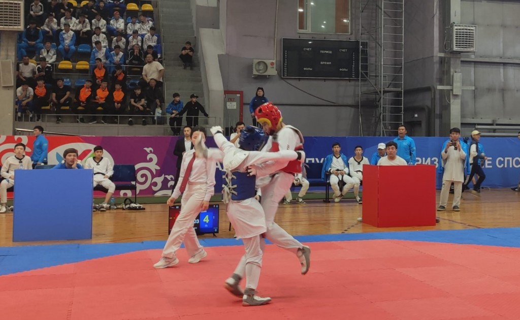 Біз қарама-қарсы терезеге қараймыз