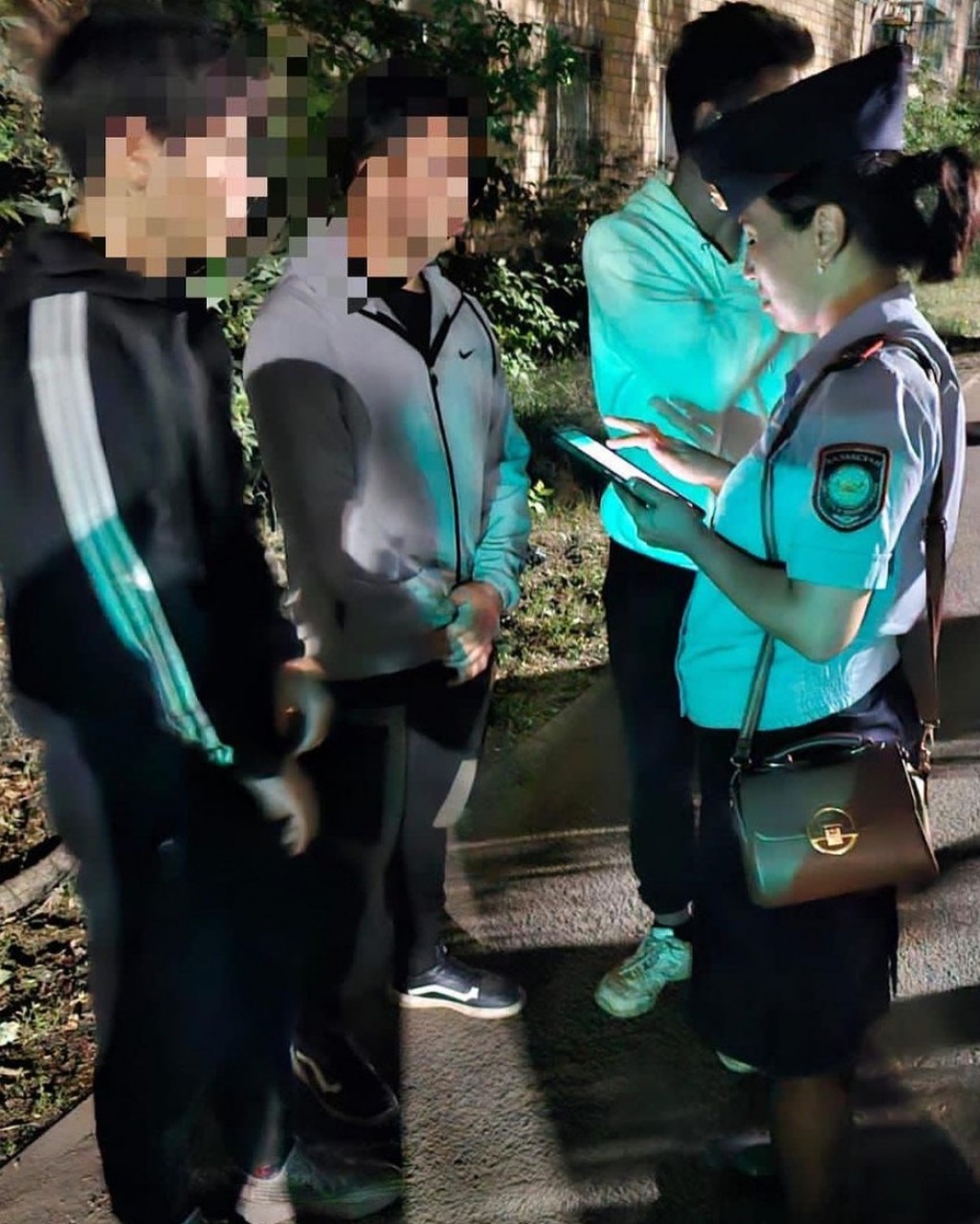 Полицейские Караганды проводят ОПМ среди подростков и пожилых людей