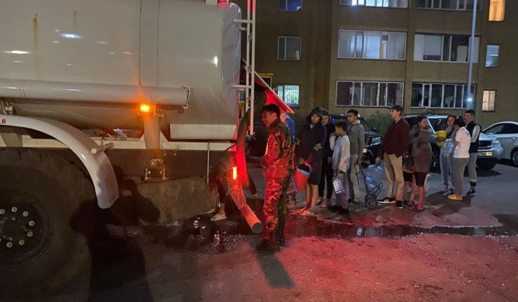 Куда в Караганде сегодня можно подать заявку на подвоз воды?