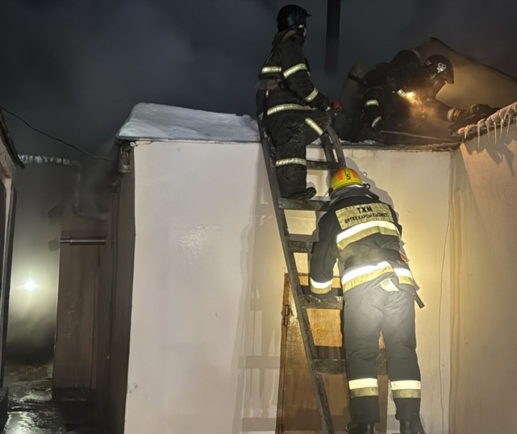 Взрыв газовых баллонов предотвратили огнеборцы в Караганде