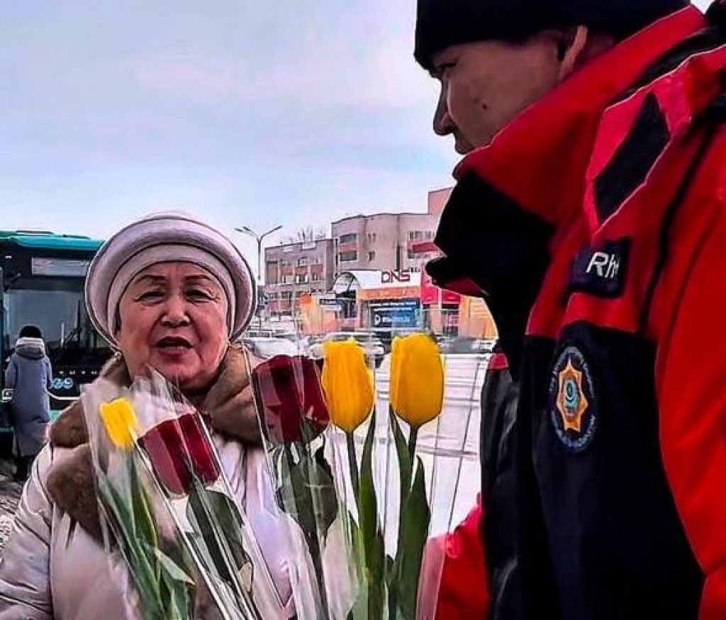 В Караганде спасатели дарили женщинам цветы