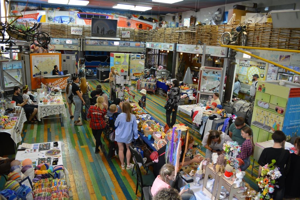 Карагандинцы вновь помогли ребёнку с редким заболеванием на Garage Sale