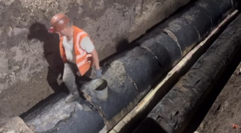 В Караганде рабочий ТОО «Теплотранзит Караганда» разравнивал цемент при помощи ведра. В компании прокомментировали ситуацию