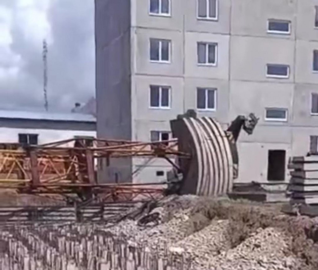 В Караганде машинист пострадал в результате падения башенного крана