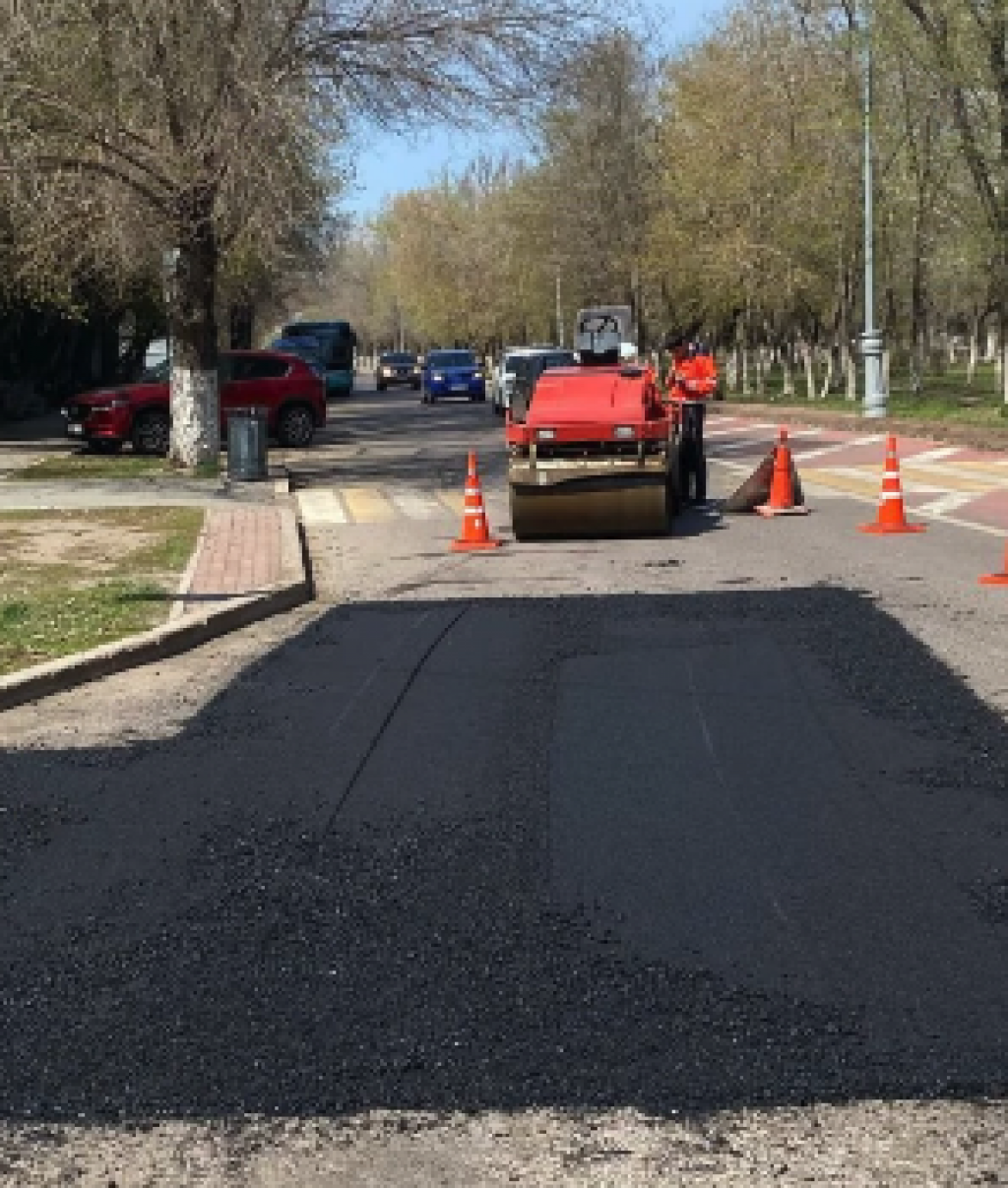 На дорогах Караганды проводят текущий ремонт