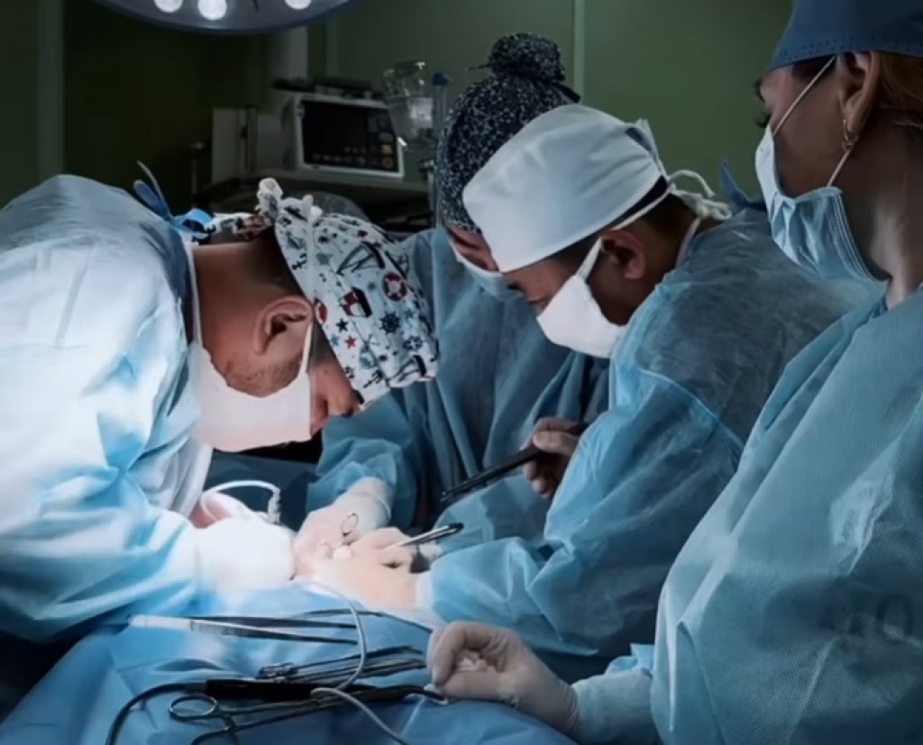 Карагандинские хирурги удалили из кишечника подростка большую кисту