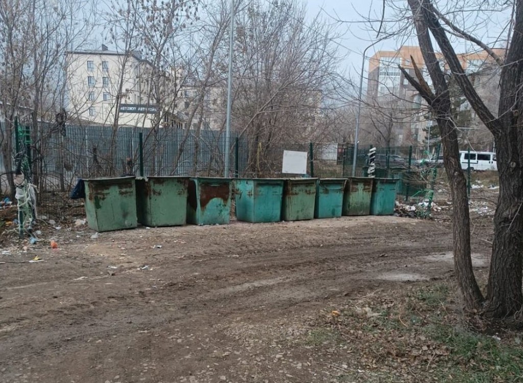 Пешеходные пути к мусорным площадкам заасфальтируют в Караганде