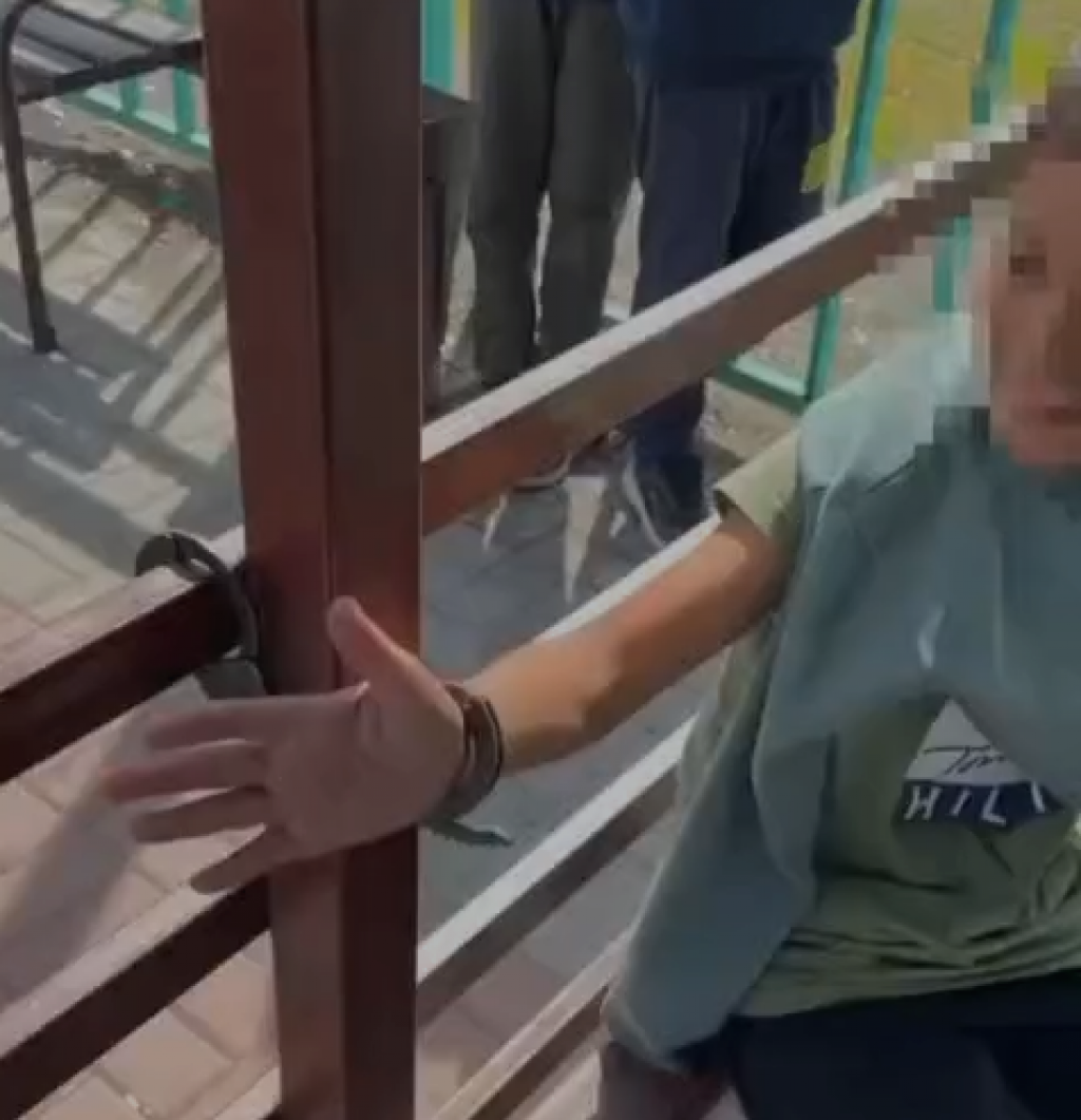 «Арестовал» сам себя: в Караганде 11-летний мальчик приковался к беседке