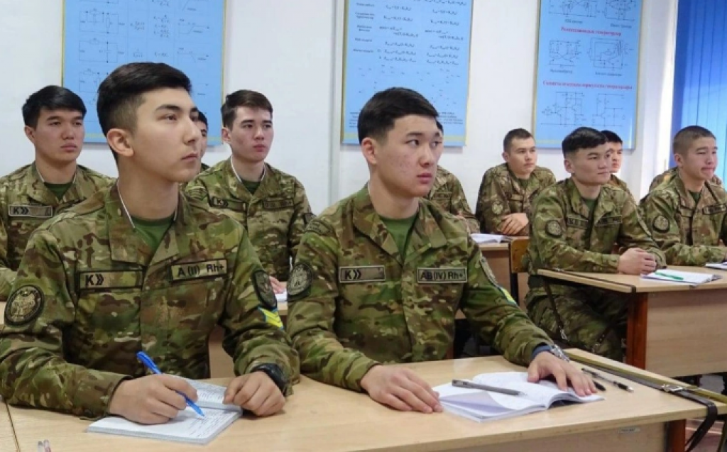 Военные и специальные вузы Казахстана будут аттестовывать раз в пять лет