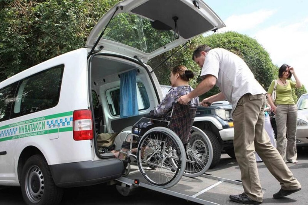 В Караганде начался прием заявлений на услуги инватакси