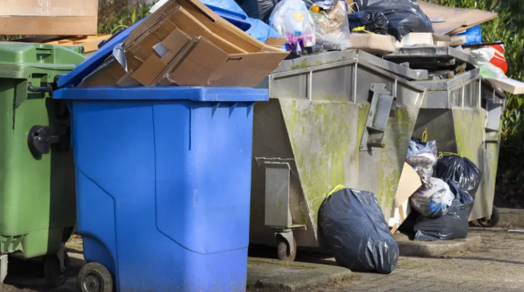 Горы мусора и открытые люки: куда жаловаться казахстанцам