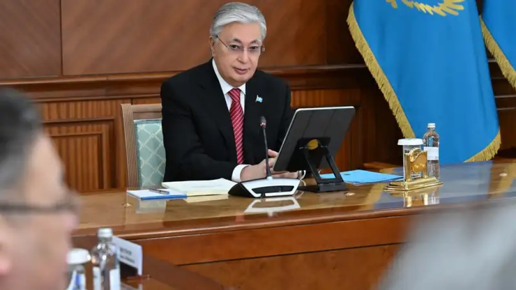 Токаев наградил электрослесаря шахты имени Костенко