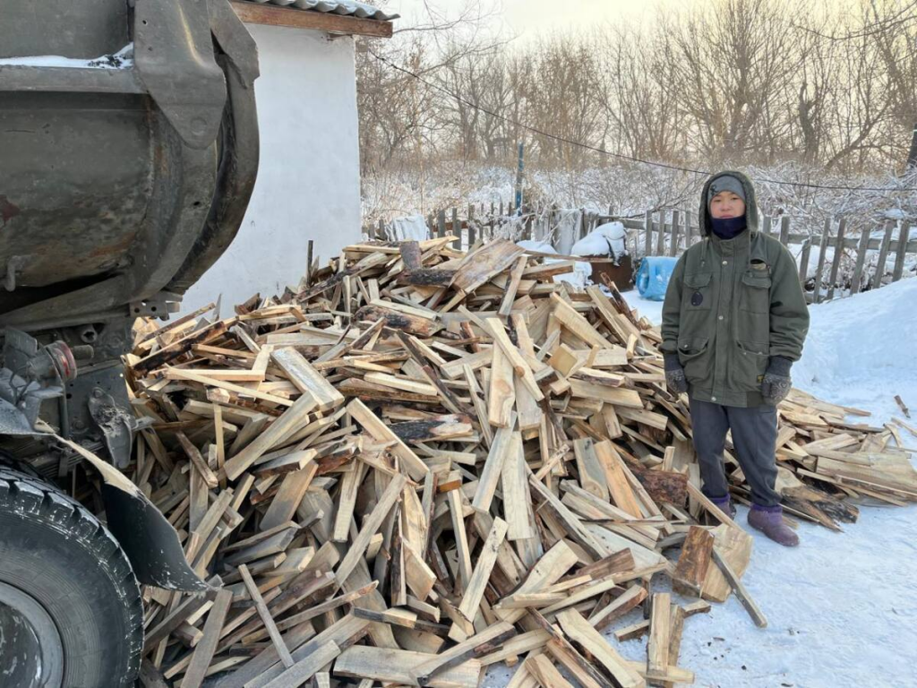 Полный ЗИЛ дров от сотрудников карагандинской колонии получила сельская многодетная мама