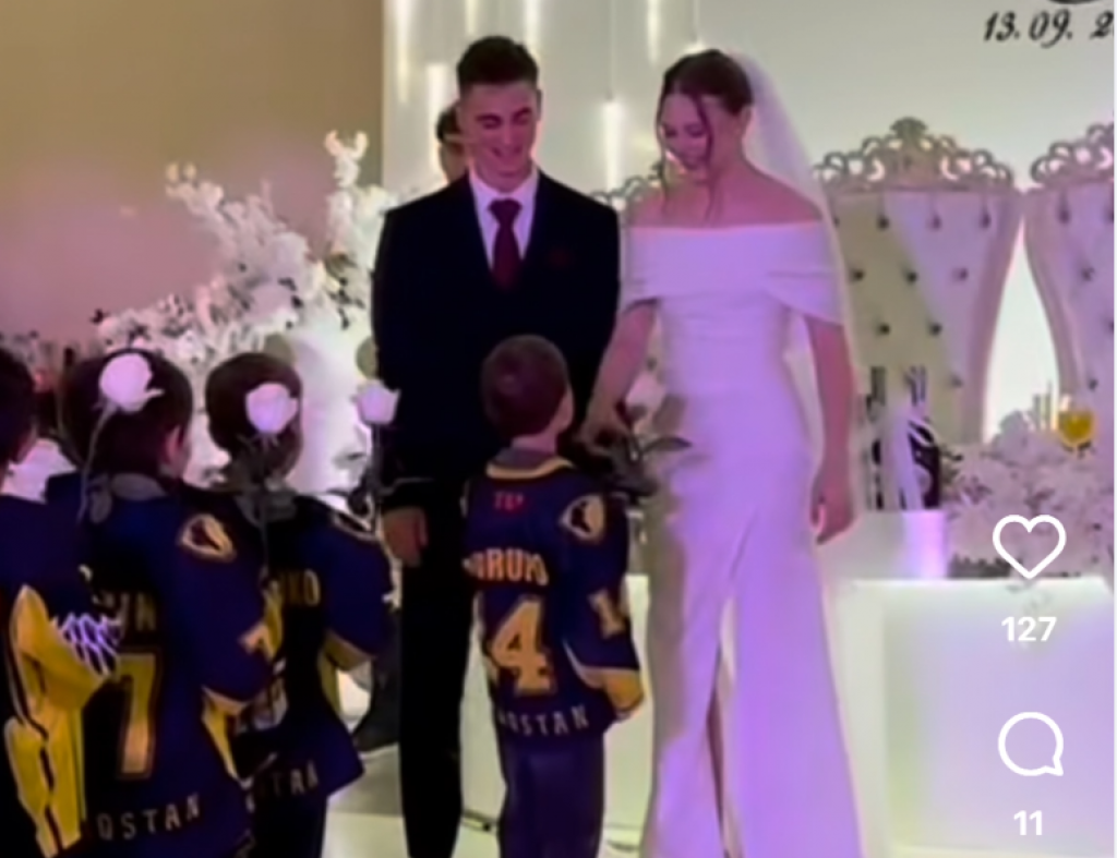 Юные хоккеисты растрогали Казнет поздравлением на свадьбе тренера