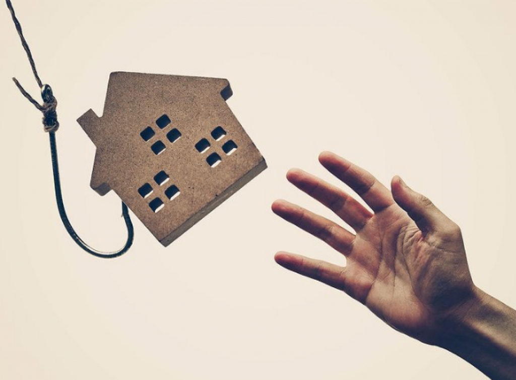 В Караганде сотрудница суда обманула семью с покупкой квартиры