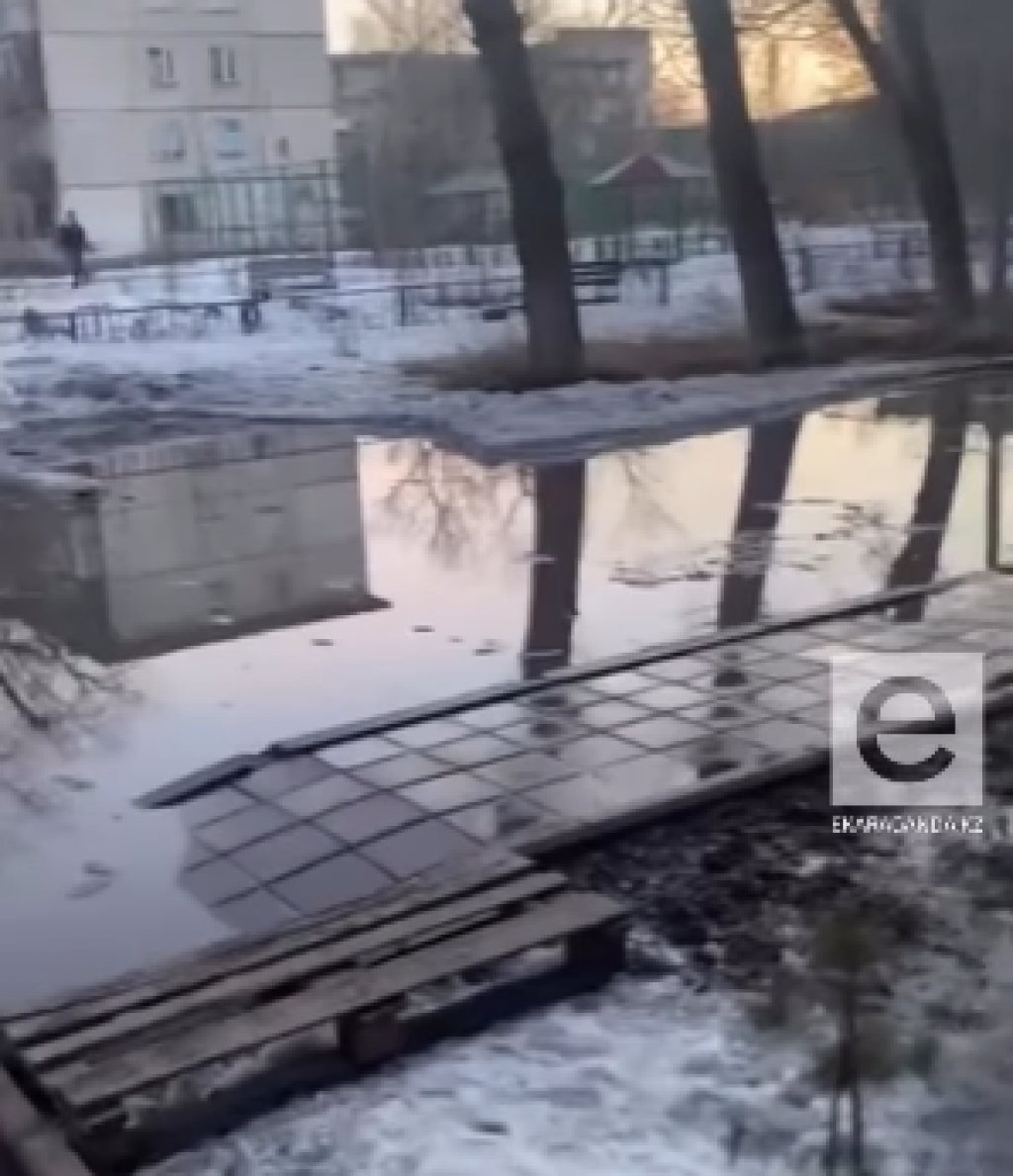 В Караганде затопило один из дворов. Районные власти обещают отвести воду