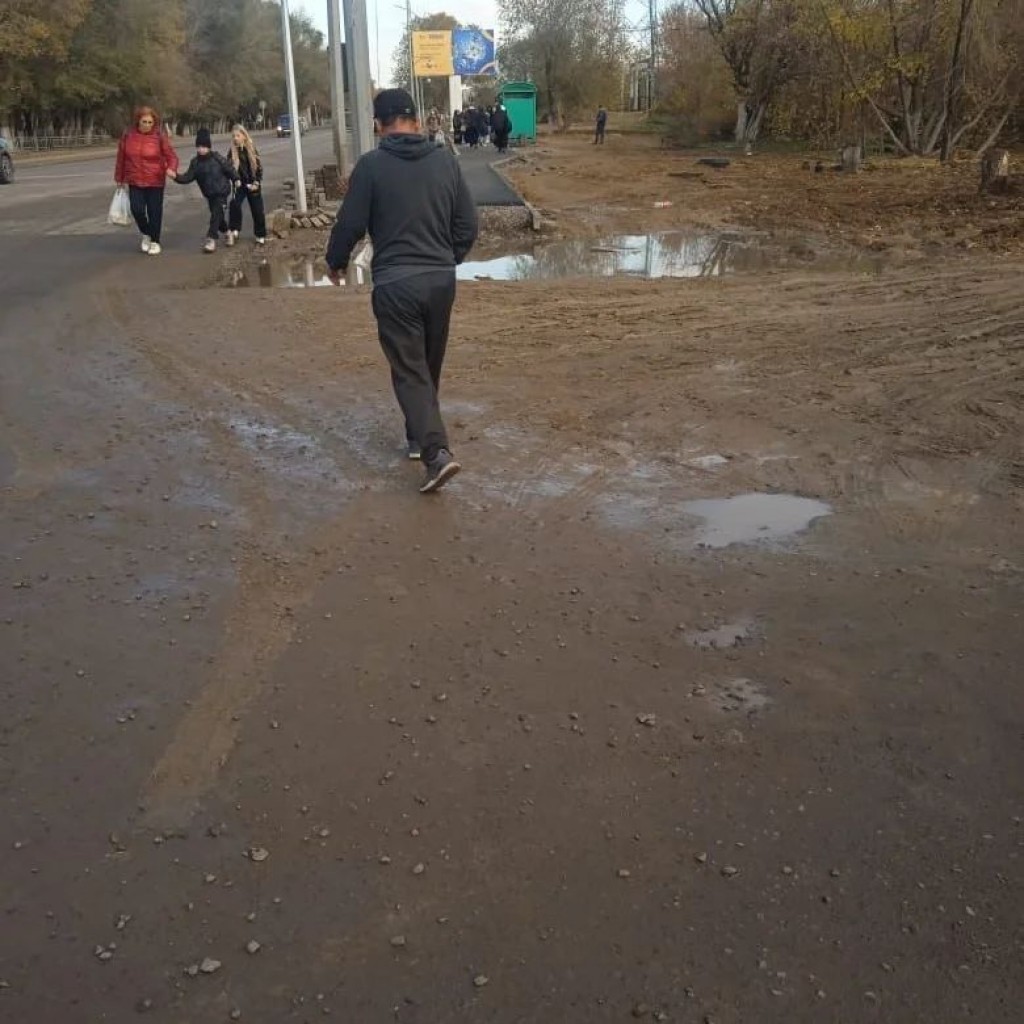Карагандинцы пожаловались на разруху возле остановки «Березка» после ремонта теплотрассы